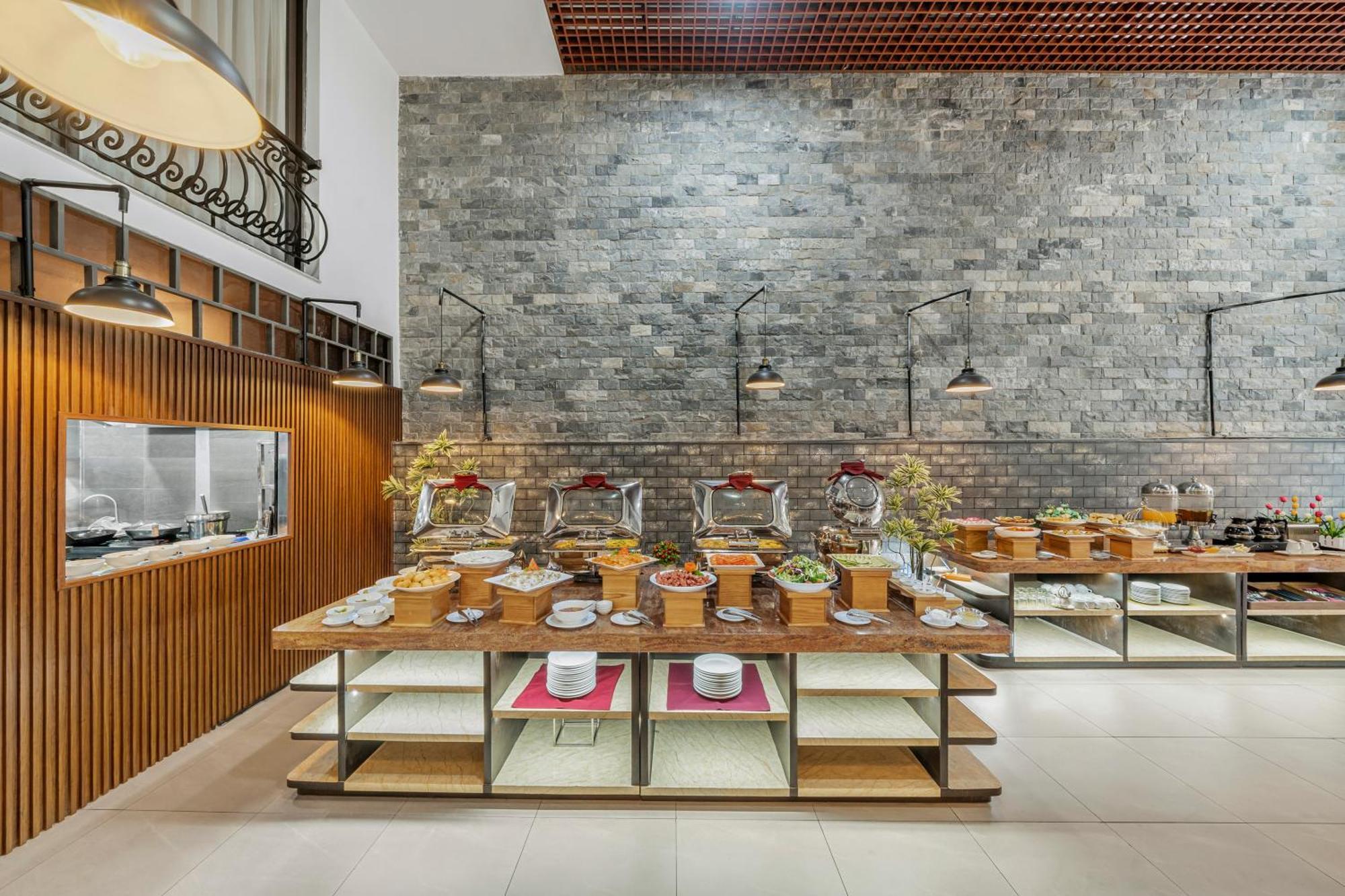 Palazzo Luxury Hotel Da Nang Exterior photo